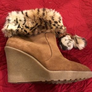 Colin Stuart, Size 10 cuff fur wedge boot, tan